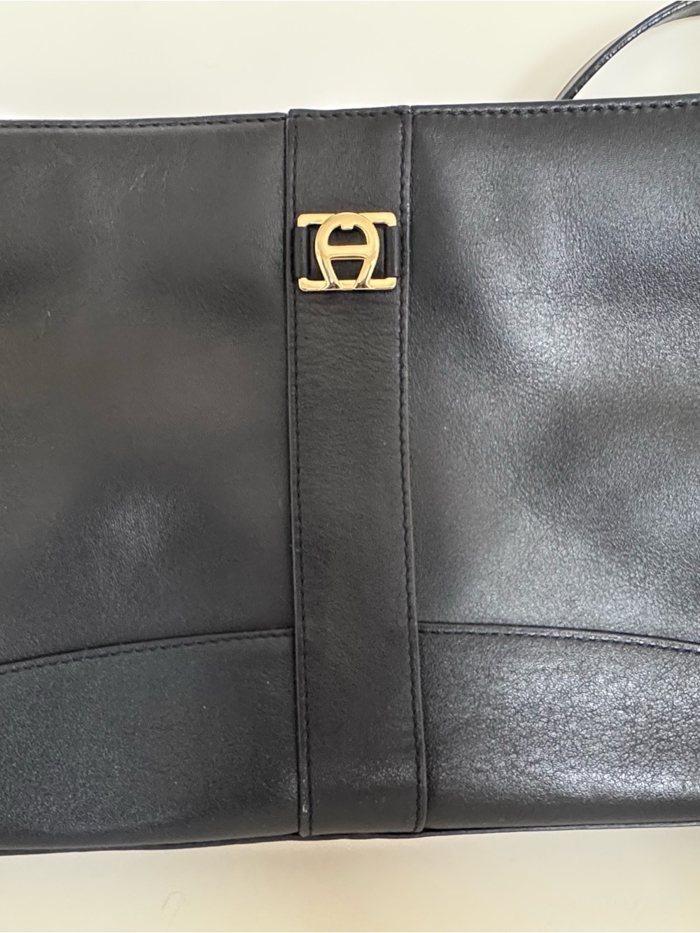Etienne Aigner Black Leather Shoulder Bag Gold Hardware Minimalist Vintage Chic - Picture 4 of 15
